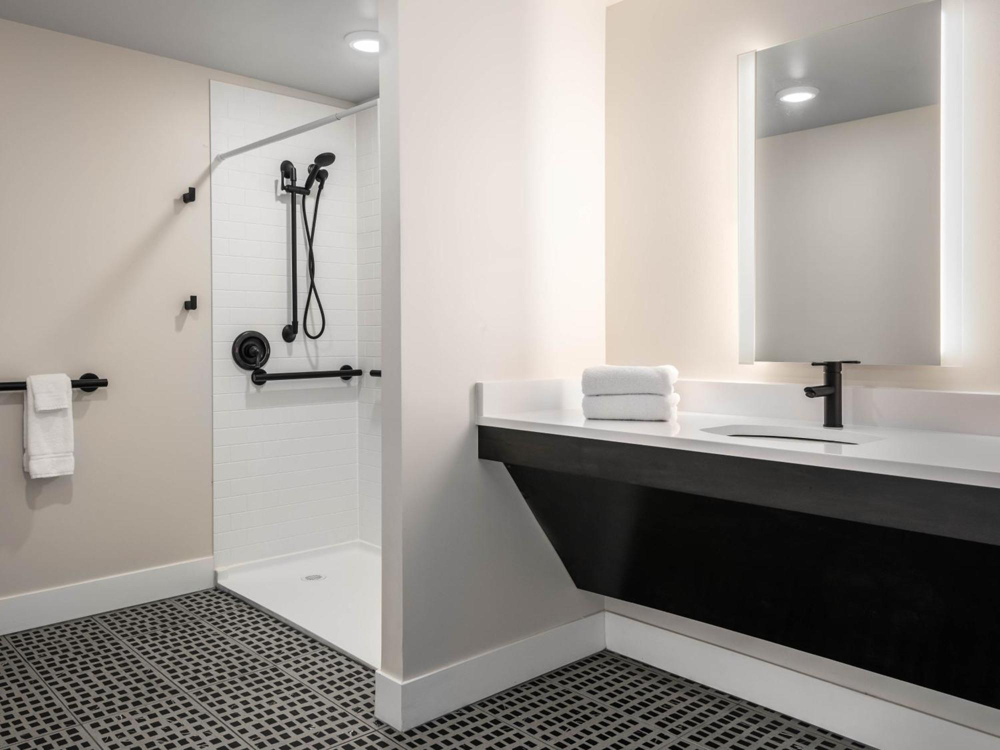 King Room Balcony Roll Shower – Communications Access