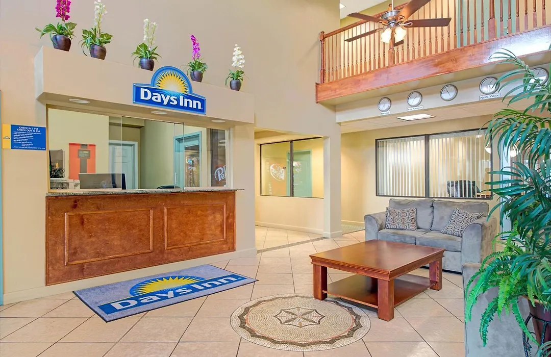 Days Inn By Wyndham Downtown St. Louis-1